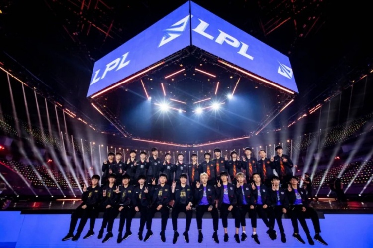  杜兰特赛事官方发布势不可挡新规，FPX争议不断！