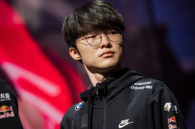  Faker回归赛场，精彩发挥首场状态亮眼，C9观众沸腾！